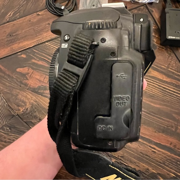 Nikon D50 DSLR Camera w/Accessories - Picture 6 of 16